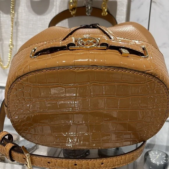 MICHAEL KORS 
Reed Medium Pebbled Leather Belted Bucket Messenger Satchel Crossb - Picture 7 of 16